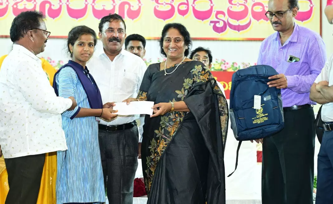 విద్యార్థుల తల్లుల ఖాతాల్లోకి రూ. 15 వేలు.. ఏ రోజంటే..? విద్యార్థుల తల్లుల ఖాతాల్లోకి రూ. 15 వేలు.. ఏ రోజంటే..?