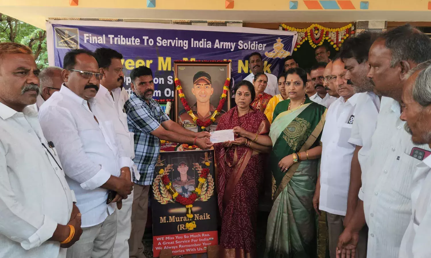 మురళీ నాయక్ తల్లిదండ్రులకు చెక్ అందజేసిన‌ వైసీపీ