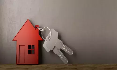 చీటీ పాట కోసం రచ్చ.. మహిళ వేలు కొరికేశాడు