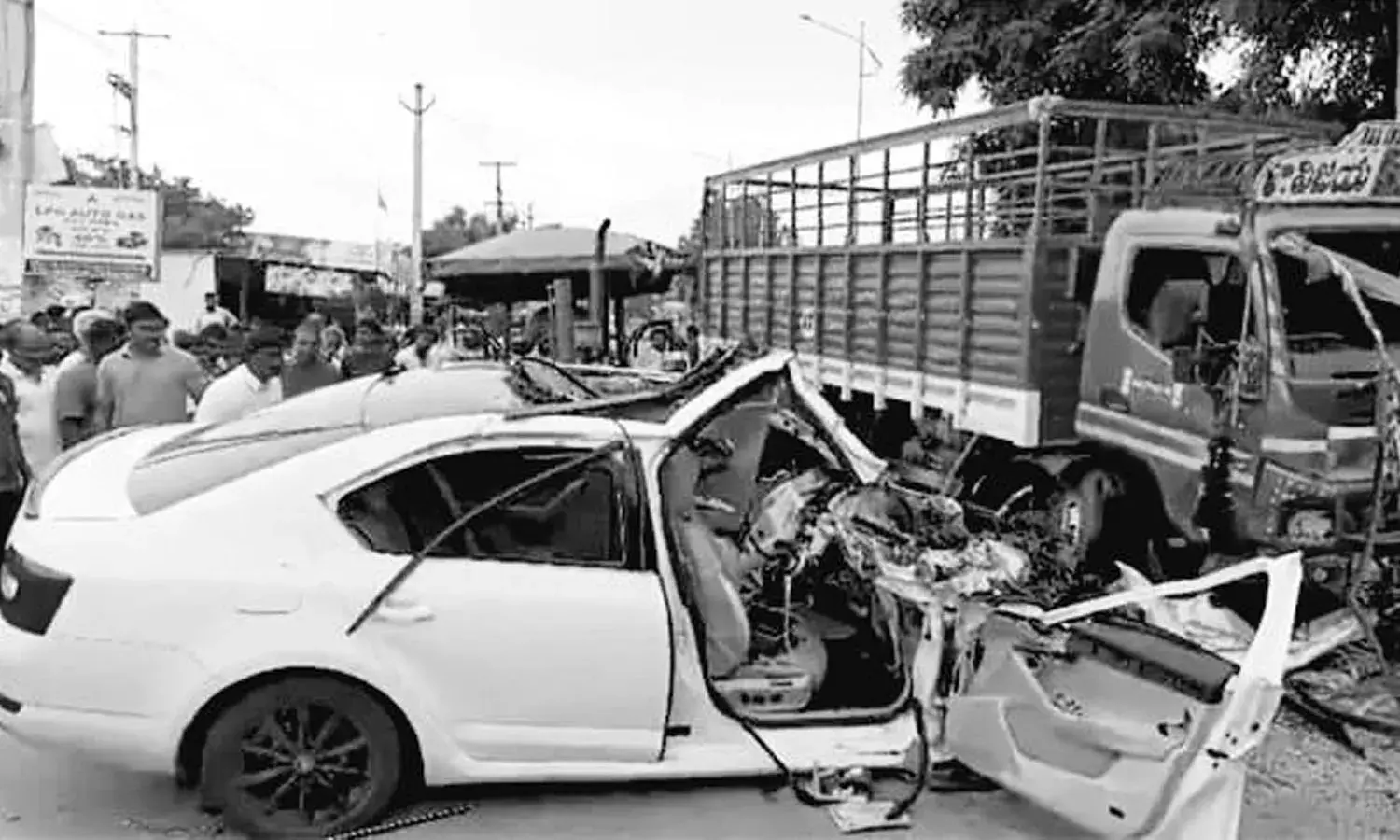 Hyderabad: డీసీఎంను ఢీకొట్టిన కారు.. ముగ్గురు విద్యార్థులు స్పాట్‌ డెడ్‌
