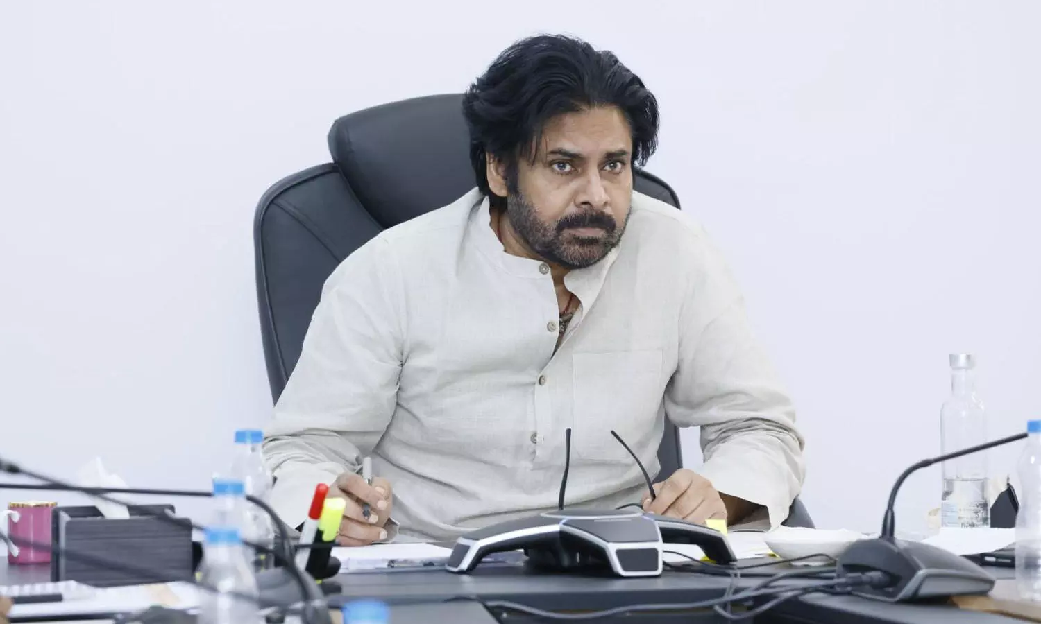 మాట్లాడుకుందాం.. చర్చిద్దాం.. సమస్యను పరిష్కరించుకుందాం : పవన్ కళ్యాణ్ మాట్లాడుకుందాం.. చర్చిద్దాం.. సమస్యను పరిష్కరించుకుందాం : పవన్ కళ్యాణ్