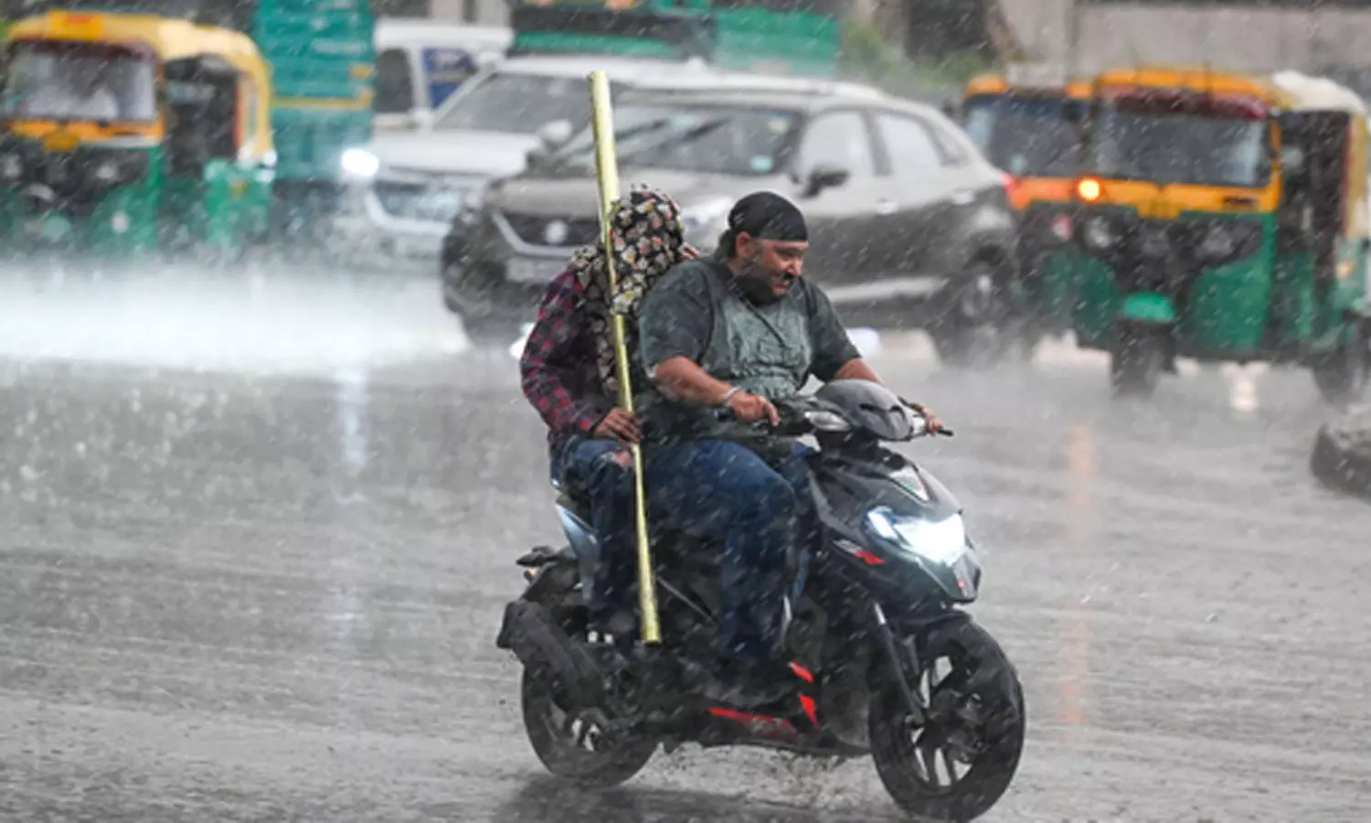 నేడు తెలుగు రాష్ట్రాల్లోని ఈ జిల్లాల్లో భారీ వర్షాలు నేడు తెలుగు రాష్ట్రాల్లోని ఈ జిల్లాల్లో భారీ వర్షాలు