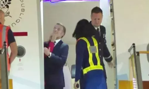 చెంప దెబ్బ కాదు.. సరదాగా మాట్లాడుకున్నాం.. అందరూ శాంతించండన్న ఫ్రాన్స్ అధ్యక్షుడు