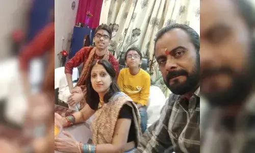 లిప్ట్లో రెండు నిమిషాలు ఇరుక్కుపోయిన కొడుకు.. గుండెపోటుతో కన్నుమూసిన తండ్రి