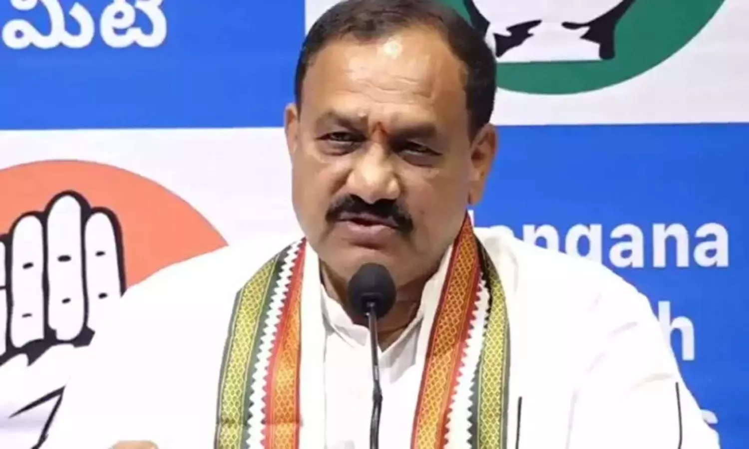 ఈటెల, హరీష్ కలిశారు.. కేసీఆర్తో సంభాషించారు : టీపీసీసీ చీఫ్ సంచలన ఆరోపణలు ఈటెల, హరీష్ కలిశారు.. కేసీఆర్తో సంభాషించారు : టీపీసీసీ చీఫ్ సంచలన ఆరోపణలు