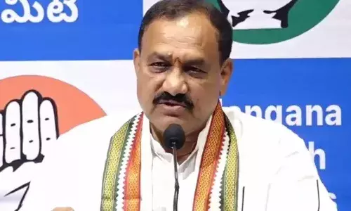 ఈటెల, హరీష్ కలిశారు.. కేసీఆర్తో సంభాషించారు : టీపీసీసీ చీఫ్ సంచలన ఆరోపణలు