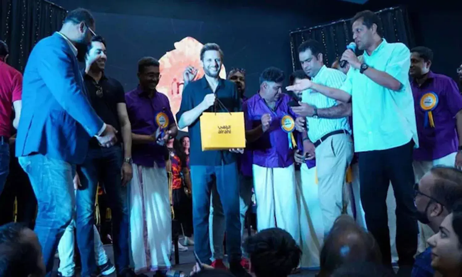 Video : ఛీ ఛీ.. పిలవని పేరంటానికి వెళ్లిన పాకిస్థాన్ మాజీ క్రికెటర్లు..!