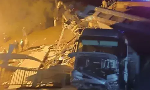 7 dead, 30 injured, bridge collapse, train derailment, Russia