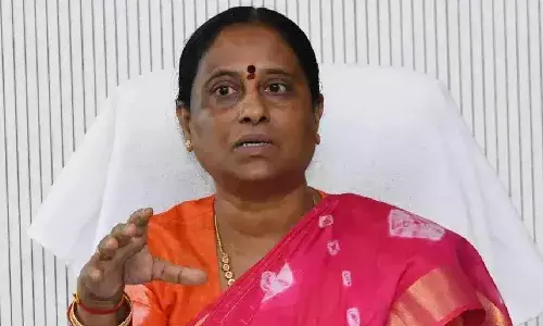 కళ్లు తిరిగి పడిపోయిన మంత్రి కొండా సురేఖ