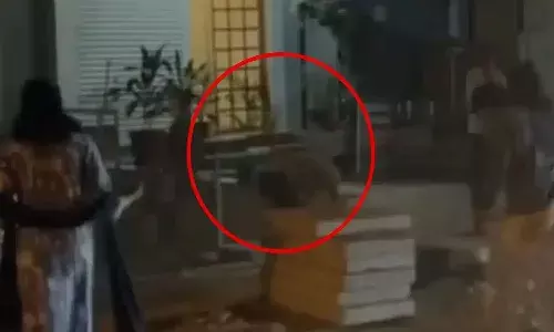 అమ్మాయి కోసం న‌గ‌రం నడిబొడ్డున రెండు గ్రూపుల ఘర్షణ