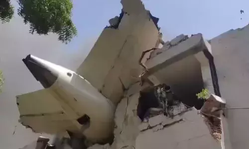 మెడికల్ కాలేజీ హాస్టల్పై కూలిన విమానం