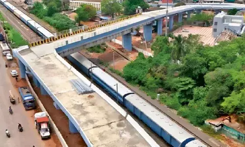 ఈ బ్రిడ్జి ఏంటో ఇలా ఉంది.. అధికారులు ఏమంటున్నారంటే.?