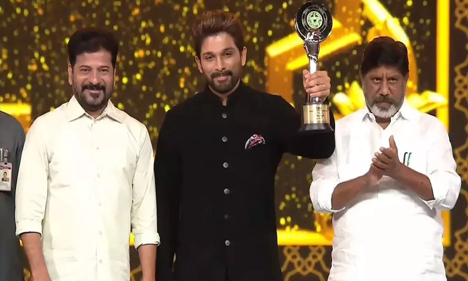 సీఎం రేవంత్ రెడ్డి చేతుల మీదుగా అవార్డు అందుకున్న అల్లు అర్జున్ సీఎం రేవంత్ రెడ్డి చేతుల మీదుగా అవార్డు అందుకున్న అల్లు అర్జున్