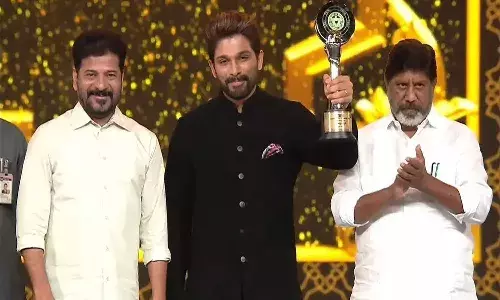 సీఎం రేవంత్ రెడ్డి చేతుల మీదుగా అవార్డు అందుకున్న అల్లు అర్జున్