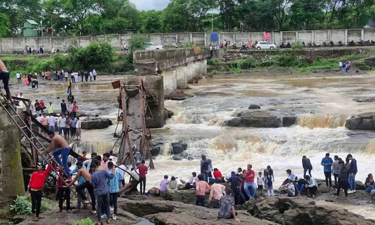 4 dead, 51 injured, old Pune bridge collapse, swelling river 4 dead, 51 injured, old Pune bridge collapse, swelling river