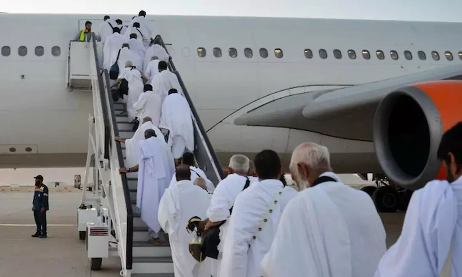 Hajj flight, wheel glitch, Lucknow airport, smoke, sparks seen