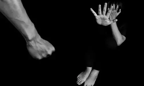 భార్య ప్రైవేట్ భాగాలలో కారం పొడి చల్లిన భర్త