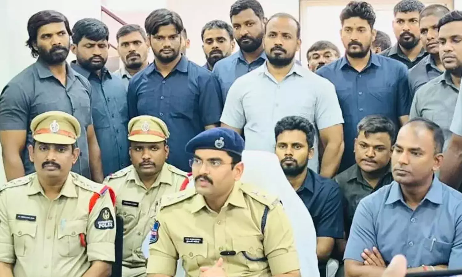 డబుల్ బెడ్రూమ్ ఇళ్లు ఇప్పిస్తామని భారీ మోసం డబుల్ బెడ్రూమ్ ఇళ్లు ఇప్పిస్తామని భారీ మోసం