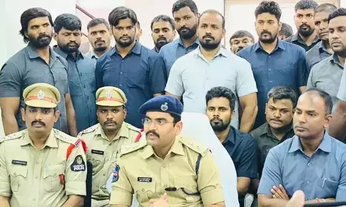 డబుల్ బెడ్రూమ్ ఇళ్లు ఇప్పిస్తామని భారీ మోసం