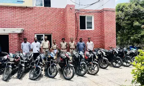 పార్కింగ్ స్థలాల్లో వాహనాలను చూస్తారు.. సైలెంట్గా నొక్కేస్తారు