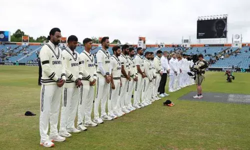 మ్యాచ్లో మూడోసారి నల్ల బ్యాండ్లు ధరించిన ఇరు జట్ల ఆటగాళ్లు.. కారణం ఏమిటంటే..? మ్యాచ్లో మూడోసారి నల్ల బ్యాండ్లు ధరించిన ఇరు జట్ల ఆటగాళ్లు.. కారణం ఏమిటంటే..?