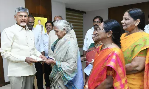 రాజధాని నిర్మాణానికి బంగారు గాజులు విరాళం ఇచ్చిన మహిళ