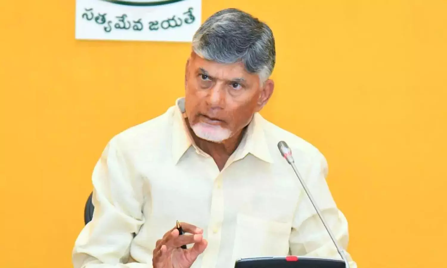గంజాయి, డ్రగ్స్పై యుద్ధం ప్రకటిస్తున్నా.. అడ్డొస్తే తొక్కుకుంటూ వెళ్తాం గంజాయి, డ్రగ్స్పై యుద్ధం ప్రకటిస్తున్నా.. అడ్డొస్తే తొక్కుకుంటూ వెళ్తాం