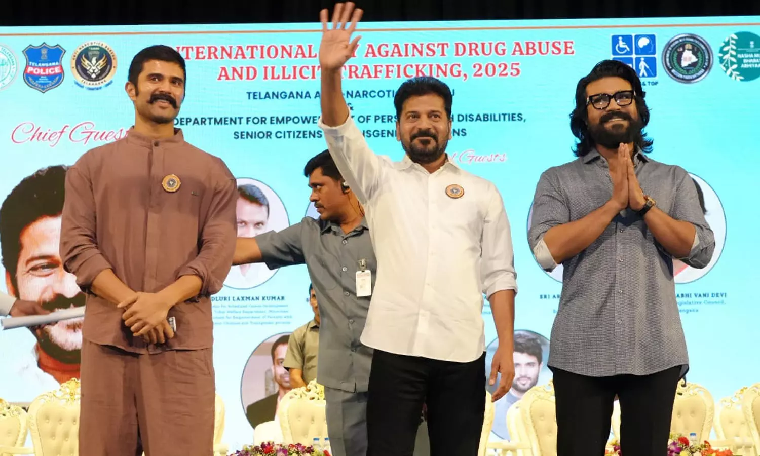 కష్టం, కమిట్మెంట్తోనే నేను, విజయ్ దేవరకొండ ఈ స్థాయికి వచ్చాం : సీఎం రేవంత్ కష్టం, కమిట్మెంట్తోనే నేను, విజయ్ దేవరకొండ ఈ స్థాయికి వచ్చాం : సీఎం రేవంత్