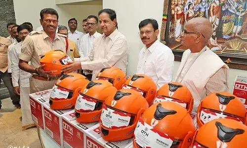 టీటీడీ ఉద్యోగులకు 2వేల హెల్మెట్లు పంపిణీ