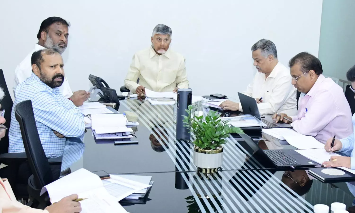 ఆర్థికంగా భారమైనా.. ఆగస్ట్ 15 నుంచే ‘మహిళలకు ఉచిత బస్సు’ పథకం అమలు ఆర్థికంగా భారమైనా.. ఆగస్ట్ 15 నుంచే ‘మహిళలకు ఉచిత బస్సు’ పథకం అమలు