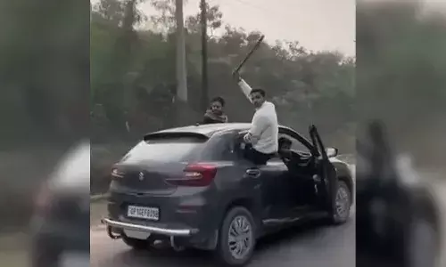 Viral Video : కార్లతో అతి చేశారు.. రూ.1,21,000 ఫైన్‌తో పోలీసులు తిక్క కుదిర్చారు..!