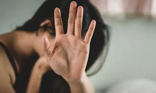 2 armed men, assault, girl, Pune highway, Pune, Crime