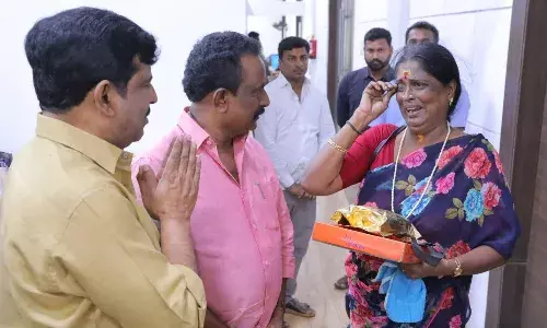 నటి పాకీజాకు పవన్ కళ్యాణ్ ఆర్థిక సాయం