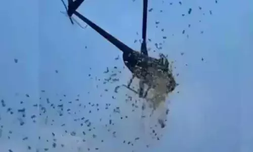 తండ్రి చివరి కోరిక.. హెలీకాఫ్టర్ నుంచి నగదు వర్షం కురిపించారు