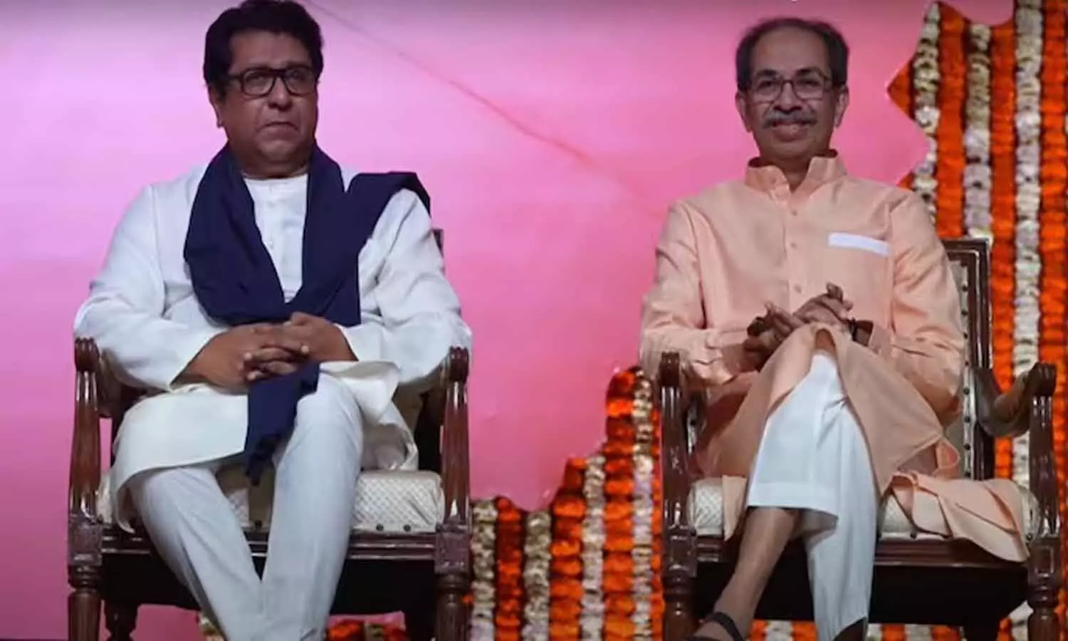 మరాఠా రాజకీయాల్లో పెను సంచలనం.. 20 ఏళ్ల తర్వాత ఒకే వేదిక పంచుకున్న థాక్రే బ్రదర్స్ మరాఠా రాజకీయాల్లో పెను సంచలనం.. 20 ఏళ్ల తర్వాత ఒకే వేదిక పంచుకున్న థాక్రే బ్రదర్స్