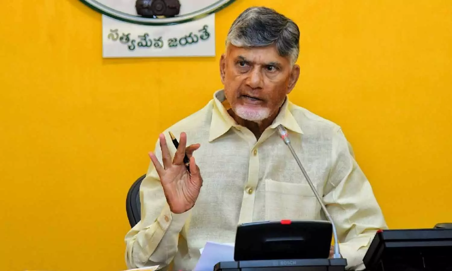 ప్రభుత్వ రికార్డుల భద్రతకు బ్లాక్ చెయిన్ టెక్నాలజీ : సీఎం చంద్రబాబు ప్రభుత్వ రికార్డుల భద్రతకు బ్లాక్ చెయిన్ టెక్నాలజీ : సీఎం చంద్రబాబు