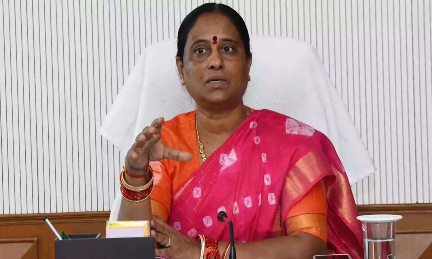 ఈవోలపై దాడి చేస్తే ఊరుకోం.. సీఎం చంద్రబాబు ప్రత్యేక చొరవ తీసుకోవాలి : మంత్రి కొండా సురేఖ ఈవోలపై దాడి చేస్తే ఊరుకోం.. సీఎం చంద్రబాబు ప్రత్యేక చొరవ తీసుకోవాలి : మంత్రి కొండా సురేఖ