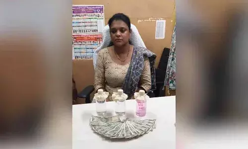 రూ .8000 లంచం తీసుకుంటూ పట్టుబడిన టాక్స్ ఆఫీసర్..!