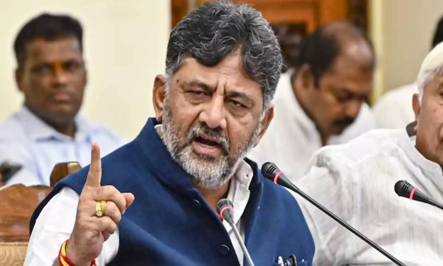ముఖ్యమంత్రి మార్పు ఊహాగానాలపై డీకే శివకుమార్ కీలక వ్యాఖ్యలు..! ముఖ్యమంత్రి మార్పు ఊహాగానాలపై డీకే శివకుమార్ కీలక వ్యాఖ్యలు..!