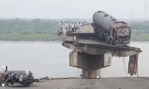 Bridge collapse,Gujarat, 9 dead, vehicles plunge,