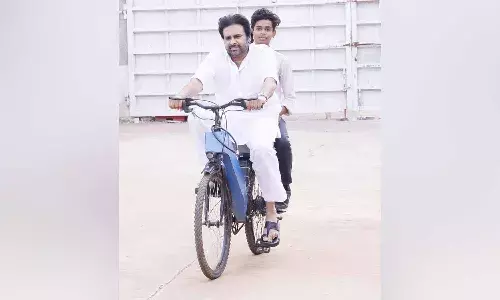 బ్యాటరీ సైకిల్ సిద్ధూని అభినందించిన పవన్ కళ్యాణ్