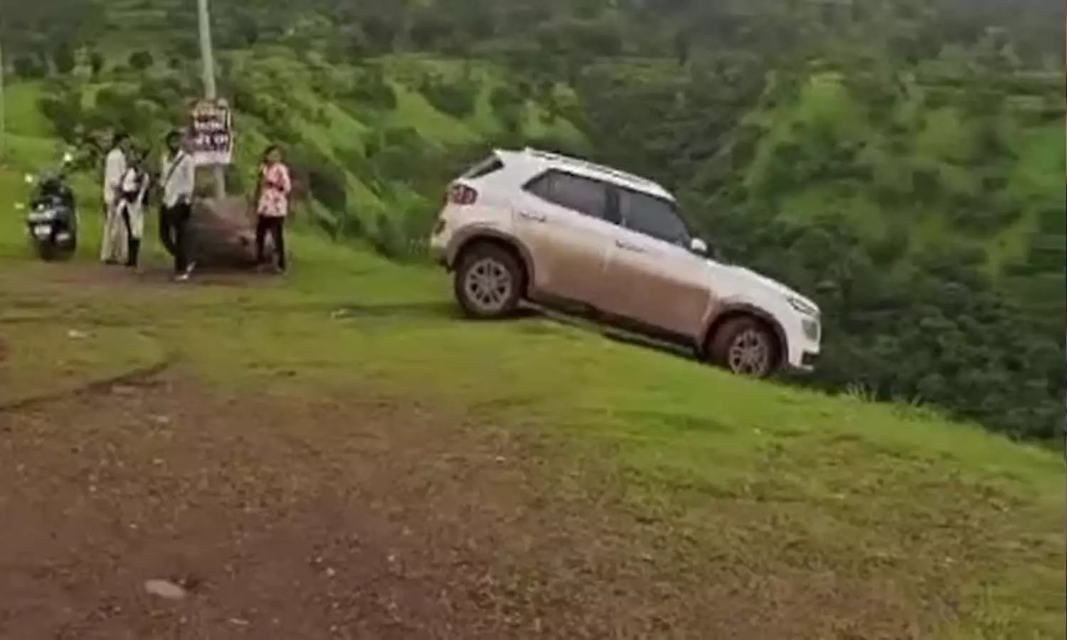 Viral Video, National News, Maharashtra, Karads Table Point, Car Stunt, tourist hotspot Viral Video, National News, Maharashtra, Karads Table Point, Car Stunt, tourist hotspot