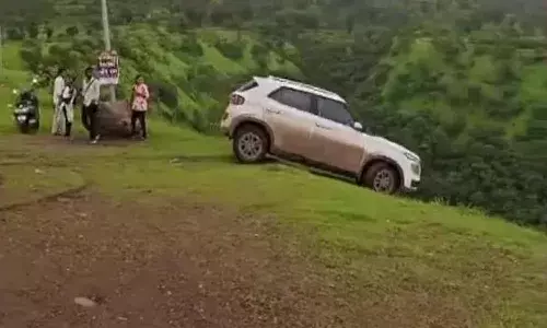 Viral Video, National News, Maharashtra, Karads Table Point, Car Stunt, tourist hotspot