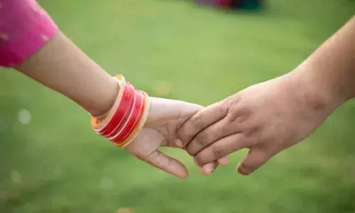 సహోద్యోగితో మహిళా కండక్టర్ అక్రమ సంబంధం.. సీరియ‌స్‌గా రియాక్టైన సంస్థ