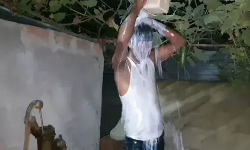 విడాకులు మంజూరవ్వగానే నాలుగు బకెట్ల పాలతో స్నానం చేశాడు..!