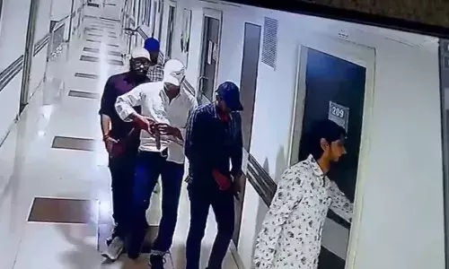 Video : షాకింగ్.. ఐసీయూలో చికిత్స పొందుతున్న వ్యక్తిపై బుల్లెట్ల వర్షం