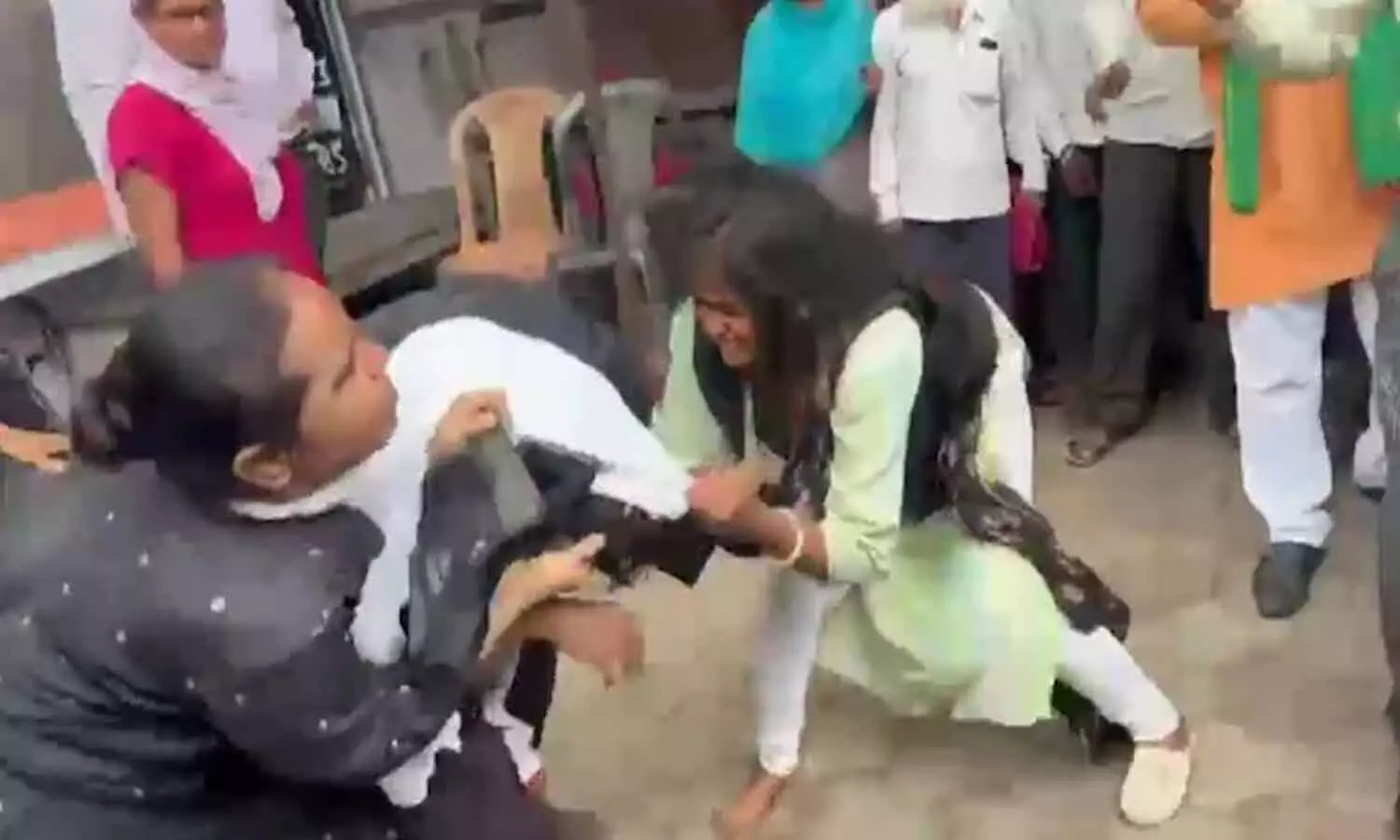 Video : ఛాంబర్ కోసం కొట్టుకున్న మహిళా లాయర్లు Video : ఛాంబర్ కోసం కొట్టుకున్న మహిళా లాయర్లు