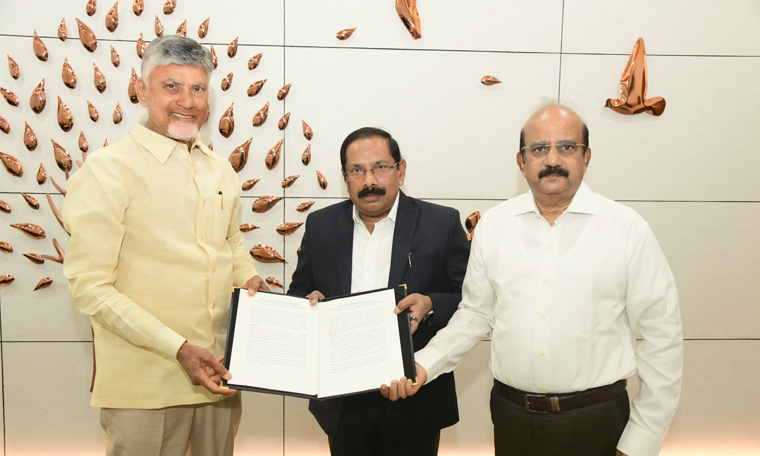 గ్రీన్ హైడ్రోజన్ వ్యాలీ-అమరావతి డిక్లరేషన్.. విడుదల చేసిన సీఎం చంద్రబాబు | CM  Chandrababu Naidu releases Green Hydrogen Valley-Amaravati Declaration