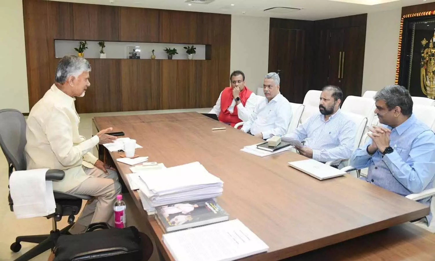 మహిళలకు ఫ్రీ బస్సు.. సీఎం కీలక ఆదేశాలు మహిళలకు ఫ్రీ బస్సు.. సీఎం కీలక ఆదేశాలు