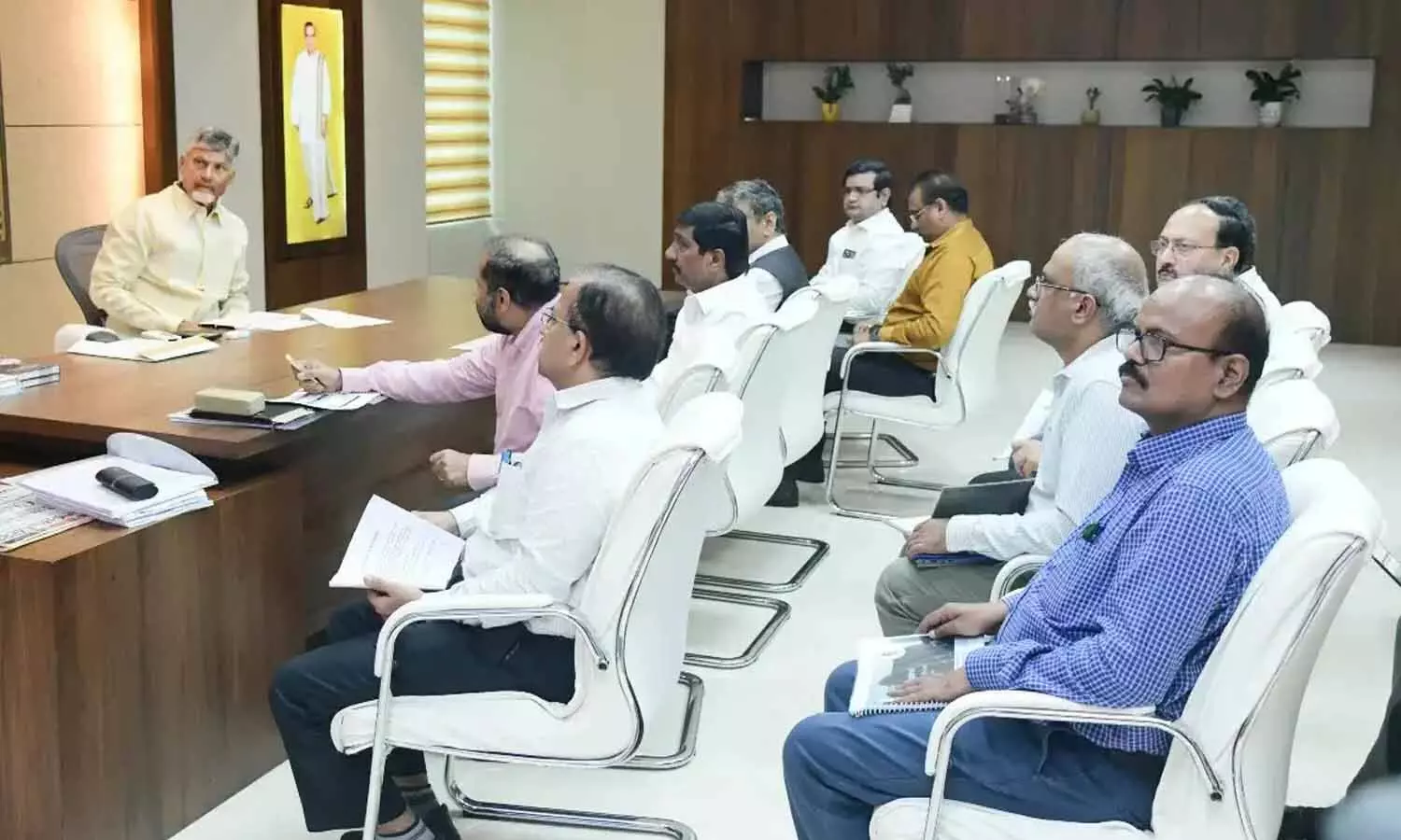 ప్రతీ 50 కిలోమీటర్లకు సీసీ కెమెరా.. ఏపీలో రోడ్ల దశ తిరిగినట్లే..! ప్రతీ 50 కిలోమీటర్లకు సీసీ కెమెరా.. ఏపీలో రోడ్ల దశ తిరిగినట్లే..!